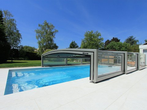 Halbhohe Poolüberdachung von Paradiso, schienenlos, hergestellt in Deutschland. Die Verglasung ist mit echt Zweischeibensicherheitsglas ausgeführt.