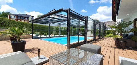 Der komfortable Seiteneinstieg erlaubt den Zugang auch bei geschlossener Poolüberdachung. Die Schwimmhalle lässt sich komfortabel per Fernsteuerung öffnen und schließen.